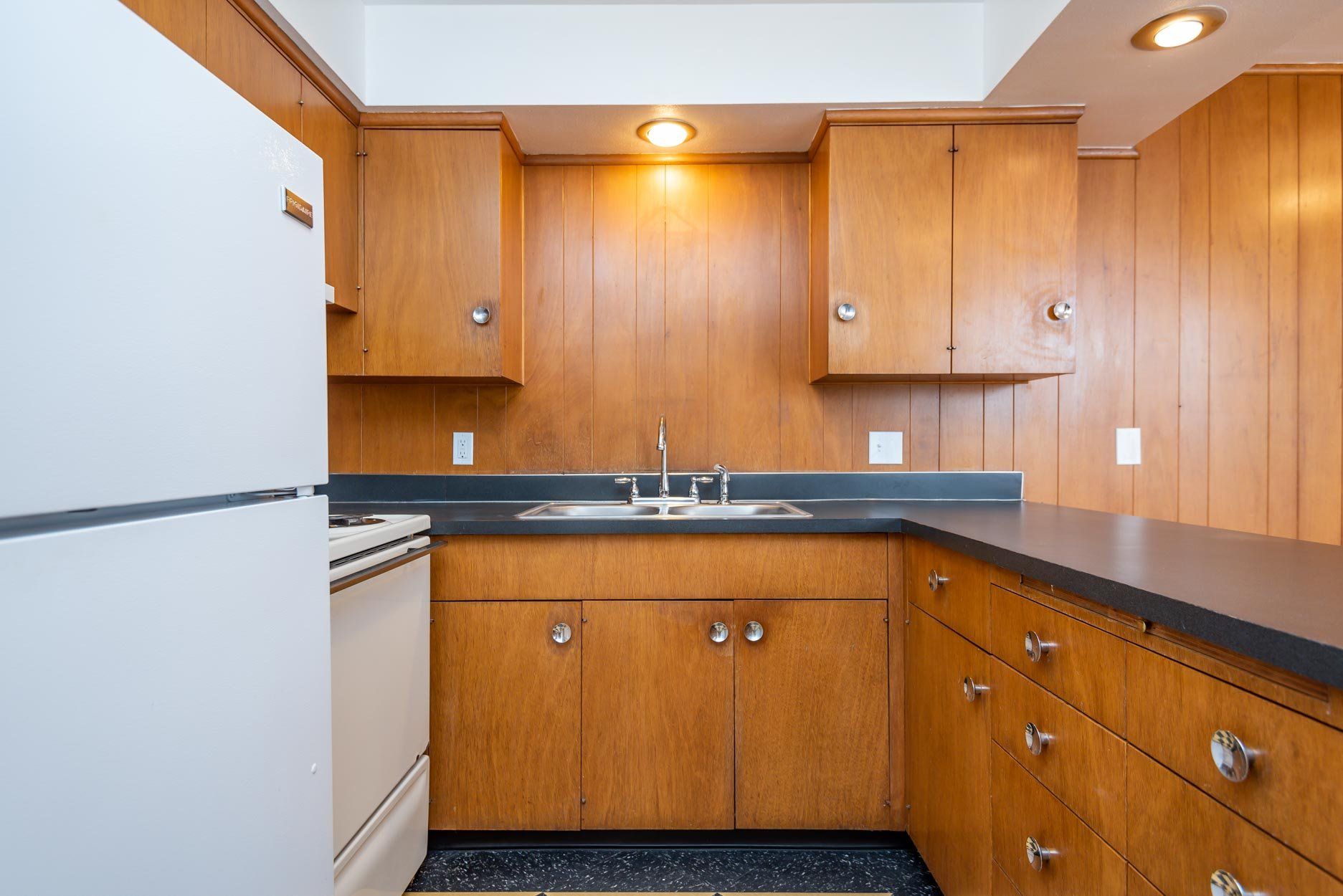 Hollyhurst Apartments