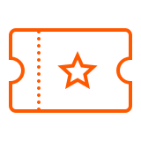 Uma mulher está ao lado de um celular com uma loja na tela.