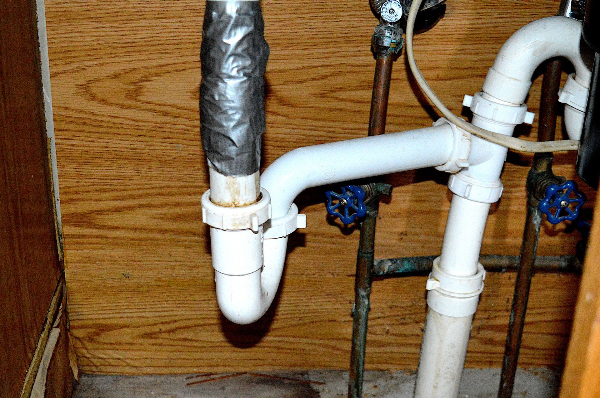 A close up of a plumbing pipe in a bathroom.