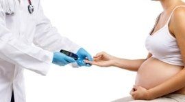 esame del sangue a una donna incinta