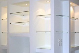 מדפי זכוכית