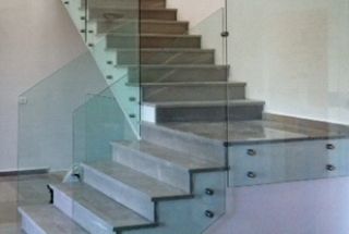 מעקות זכוכית