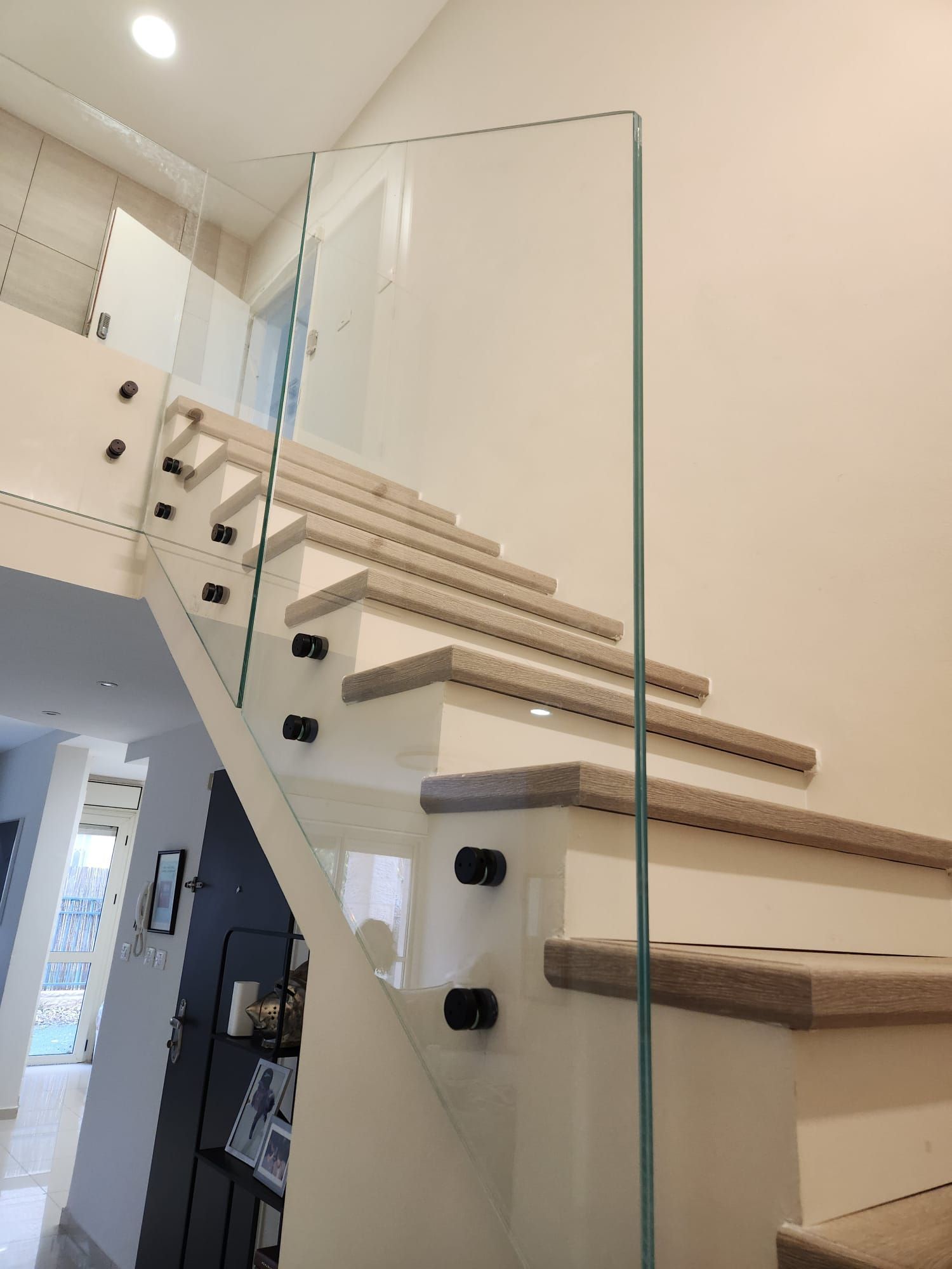 מעקות זכוכית