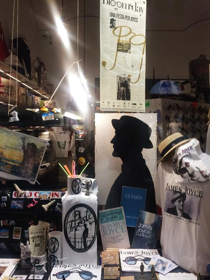 Vetrina: silhouette di James Joyce, gadget con l'effigie di Joyce, libri e poster promozionale.