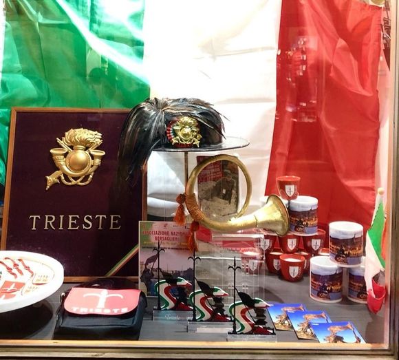 Tazze e souvenir di Trieste