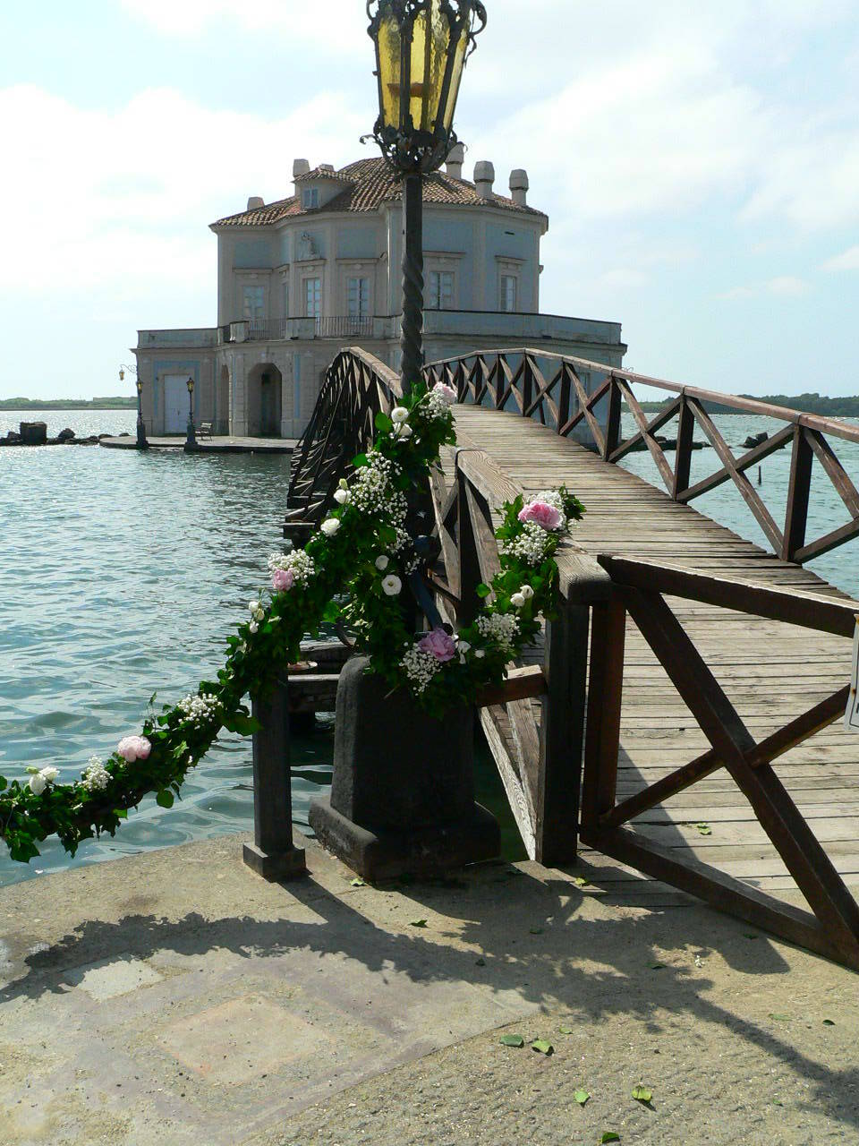 Addobbo floreale per matrimonio presso la casina Vanvitelliana