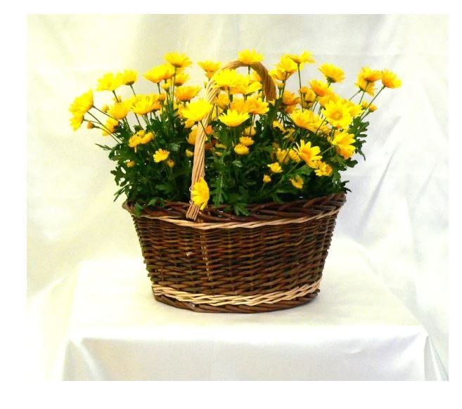 Composizione di fiori artificiali con margherite gialle