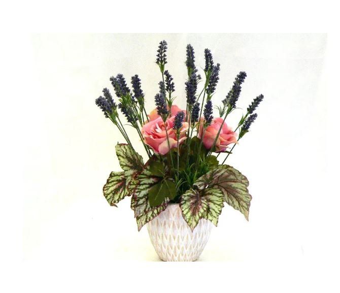 Composizione di fiori artificiali lavanda e rose