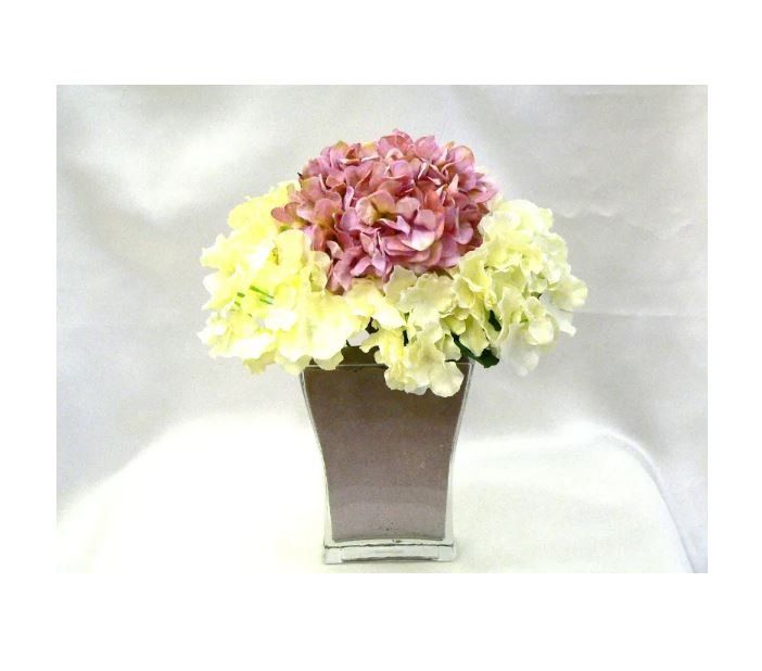 Composizione di fiori artificiali con ortensie