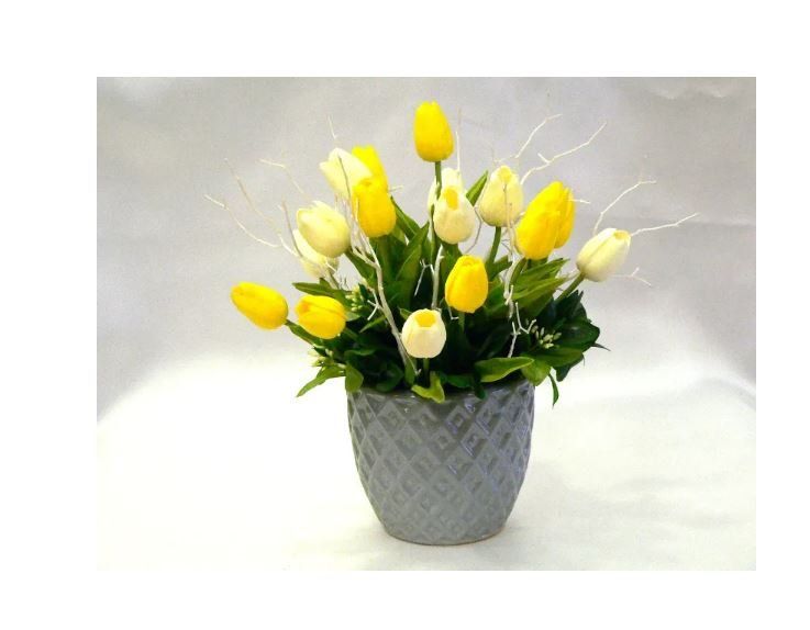 Composizione di fiori artificiali con tulipani