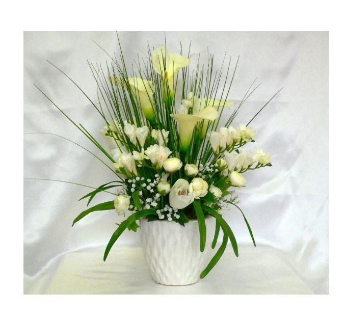 Composizione di fiori artificiali con calle