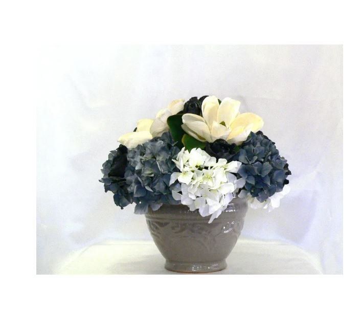 Composizione di fiori artificiali con fiori di magnolia