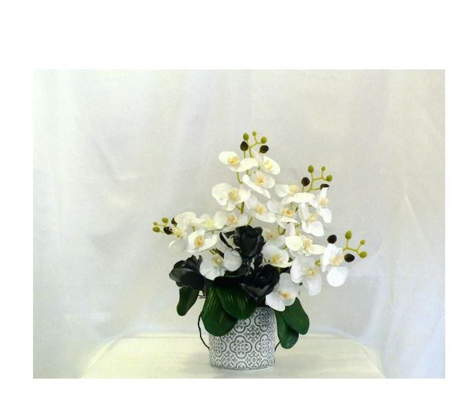 Composizione di fiori artificiali con orchidee bianche