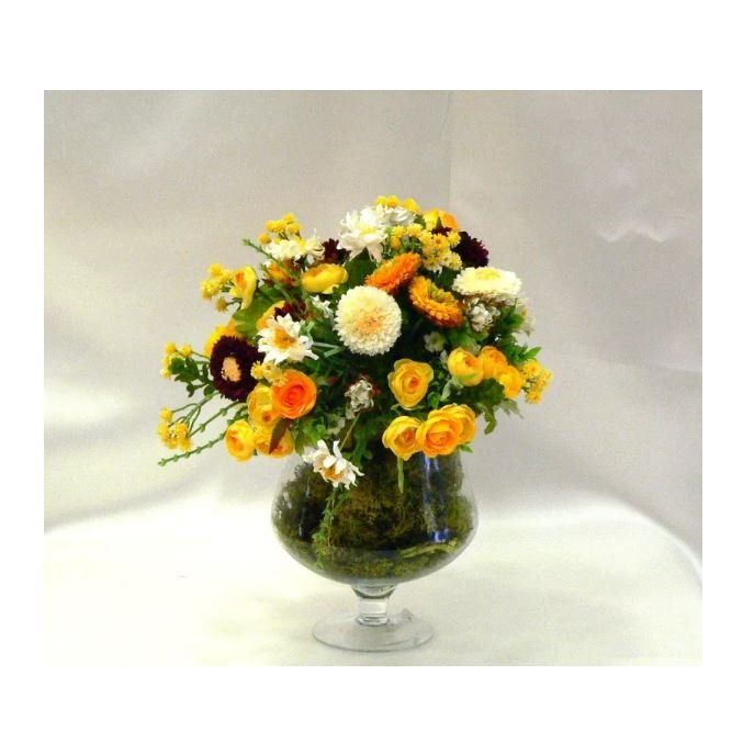 Composizione di fiori artificiali con ranuncoli di rose