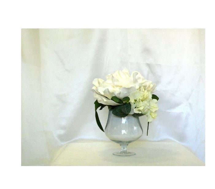 Composizione di fiori artificiali rosa aperta