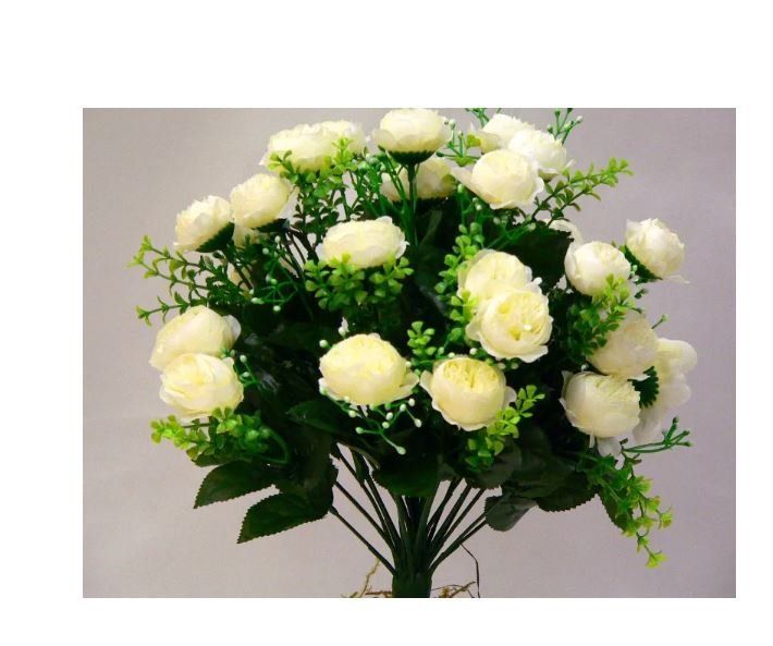 Composizione di fiori artificiali con rose