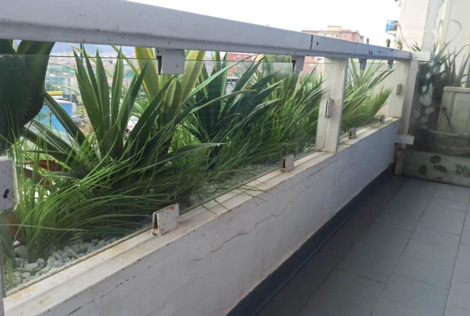 Fioriera con piante artificiali balcone terrazzo