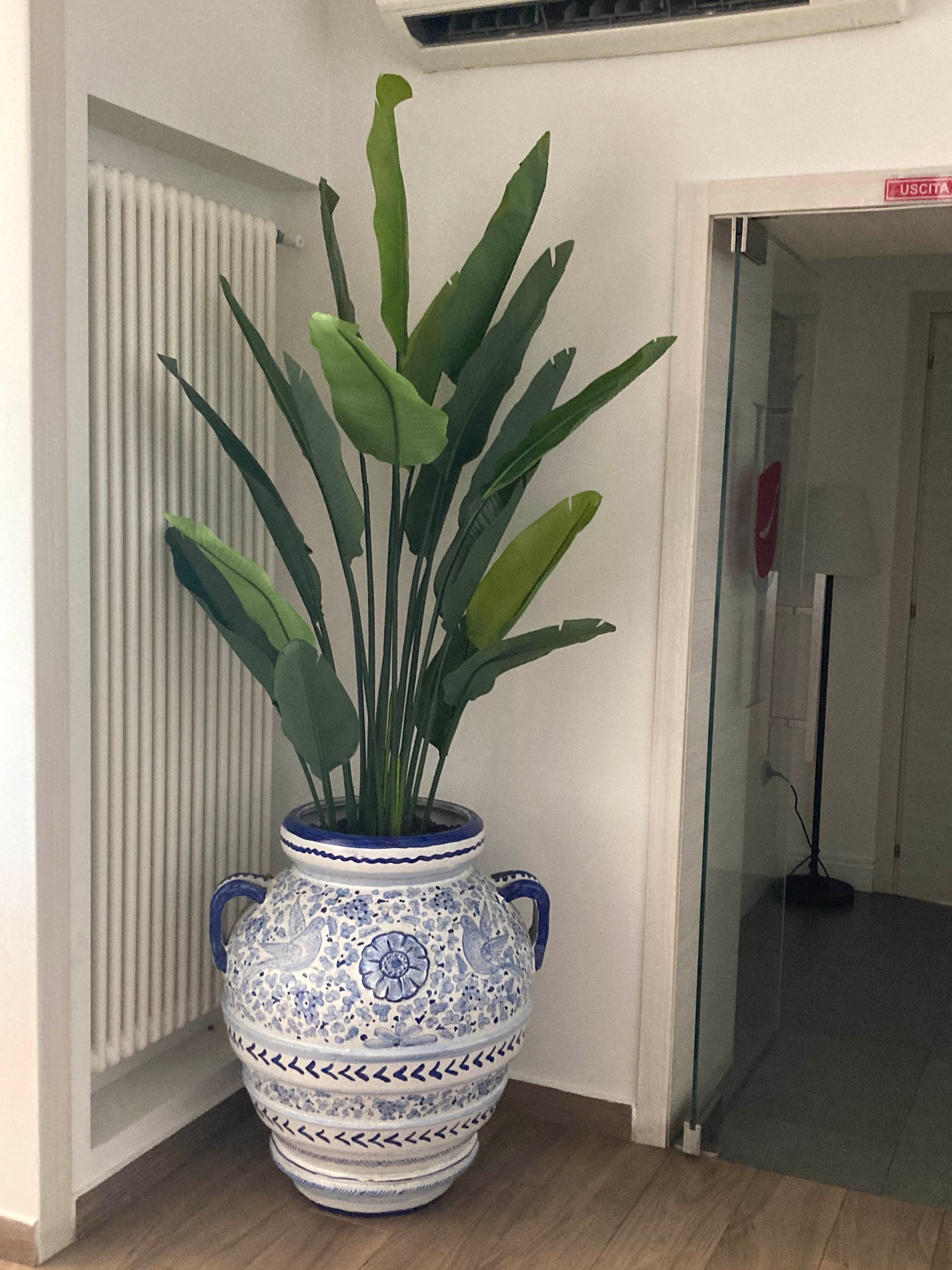 Vaso con pianta artificiale interno casa