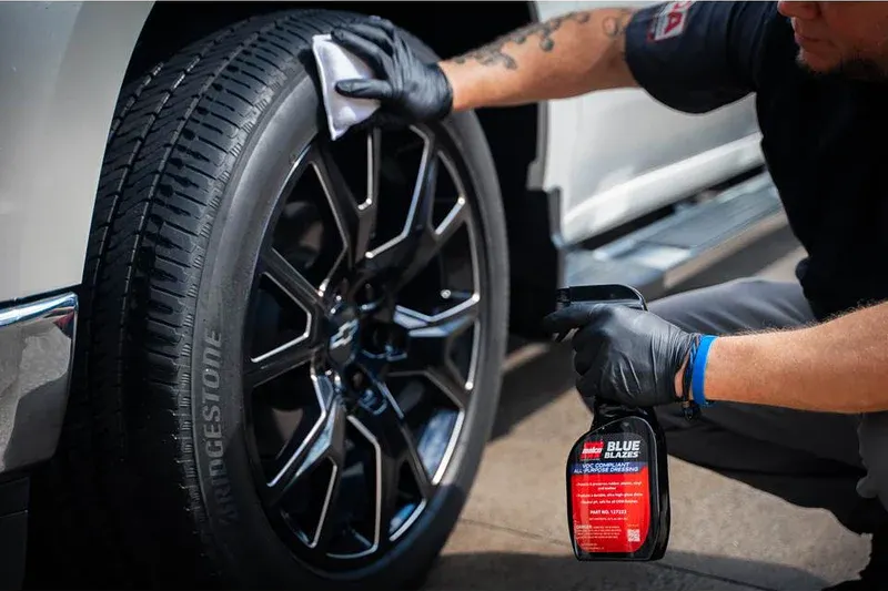 A wooden fence is sitting in the middle of a grassy field.