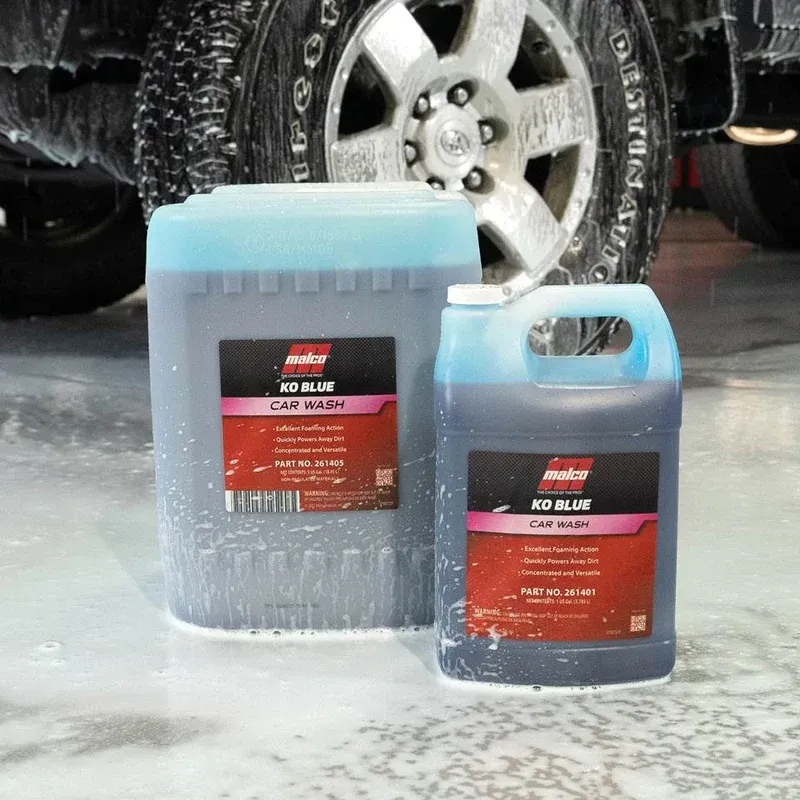 A wooden fence is sitting in the middle of a grassy field.