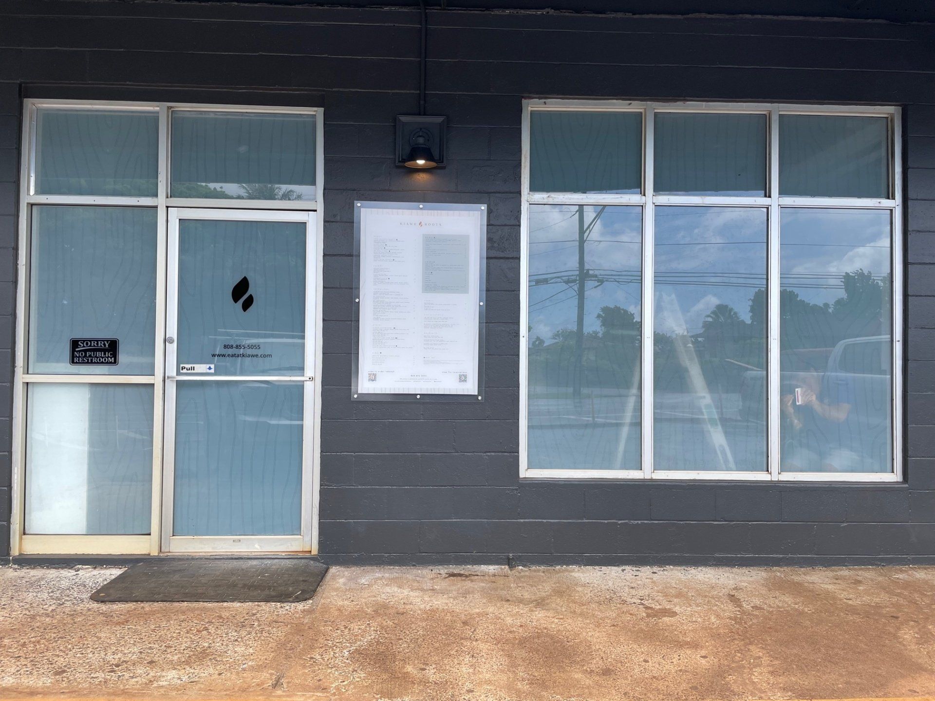 Store with Happy Holidays Sign — Lihue, HI — Sign Art