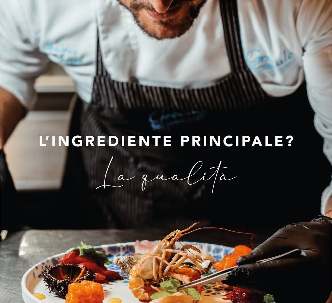 Un uomo con un grembiule tiene una forchetta sopra un piatto di cibo