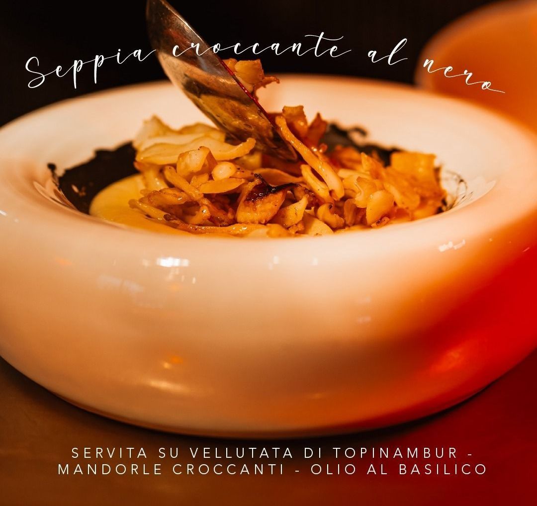 Un primo piano di una ciotola di cibo con un cucchiaio dentro