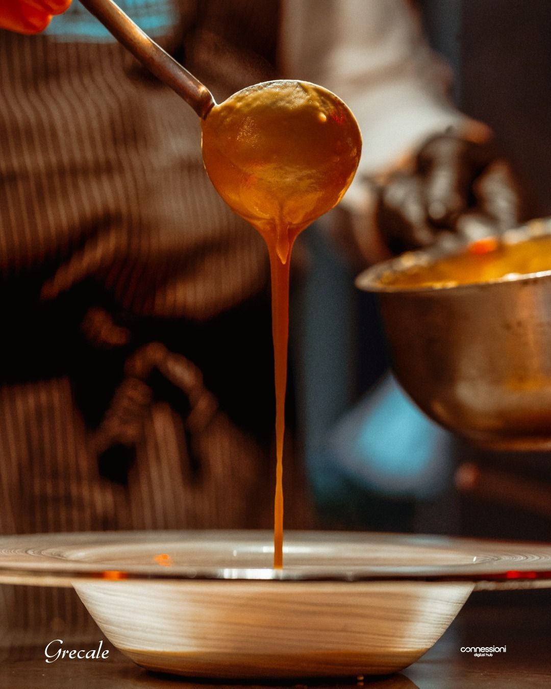 Una persona sta versando un liquido da un mestolo in una ciotola