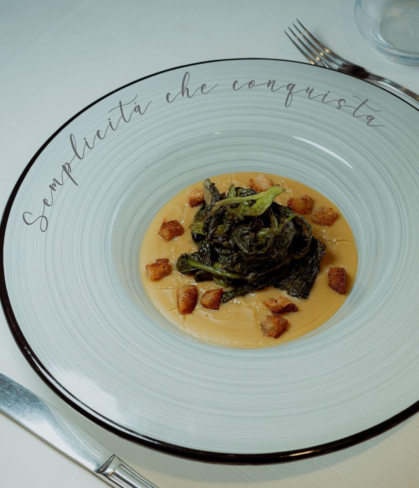 Un piatto di cibo con la parola semplicità sopra