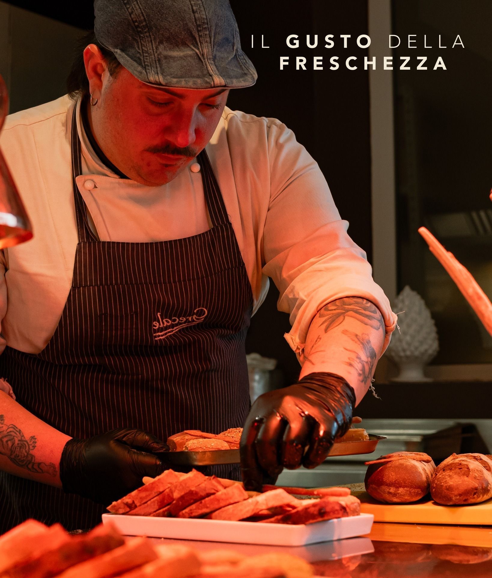 Un uomo con un grembiule sta preparando il cibo con la scritta