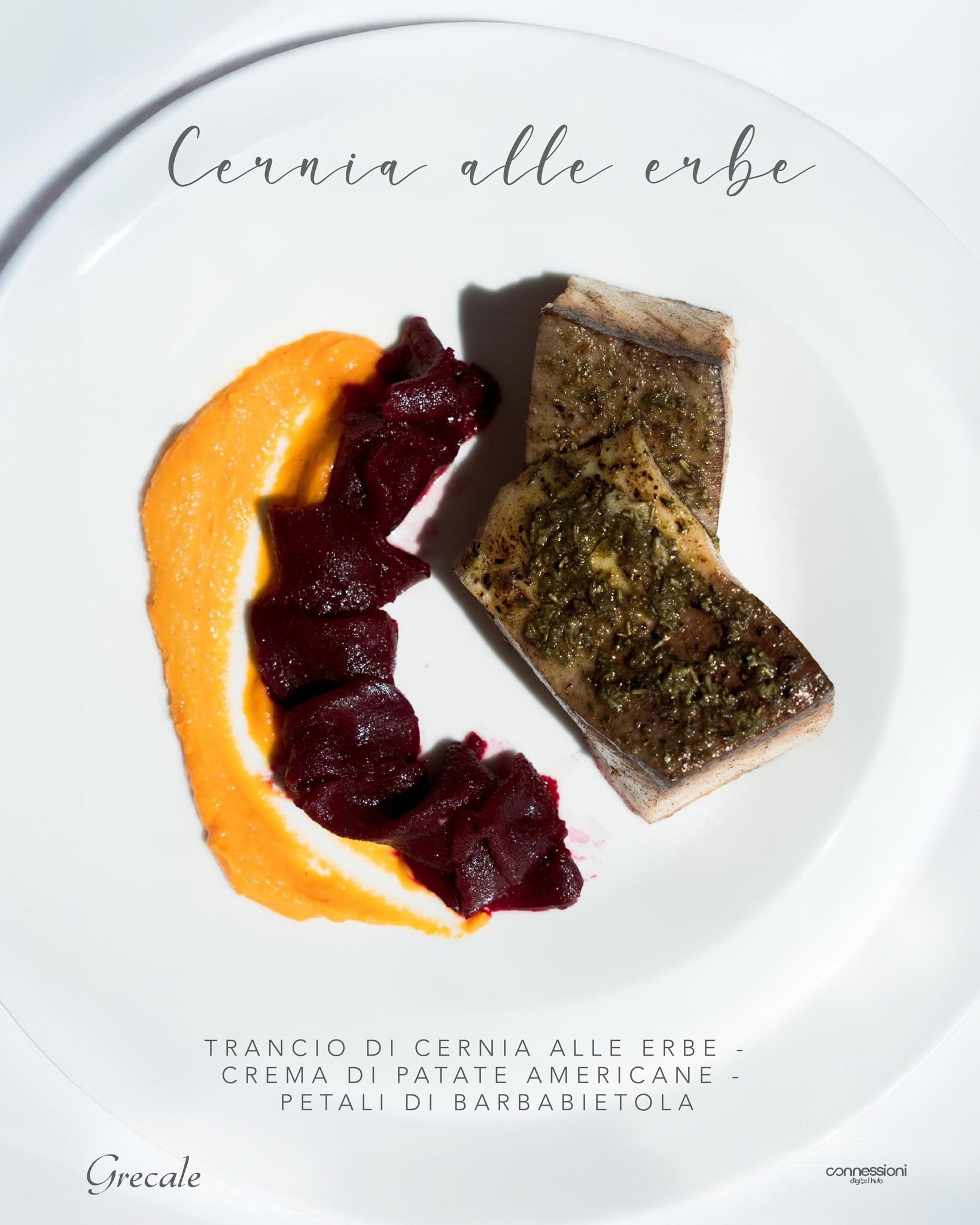 Un piatto bianco con un pezzo di carne e salsa sopra