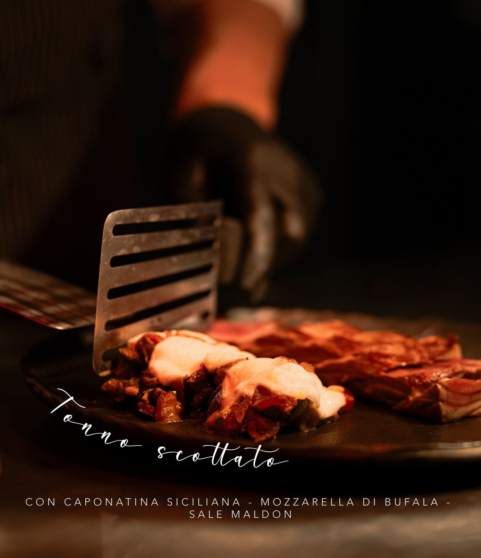 Una persona tiene una spatola sopra un piatto di cibo.