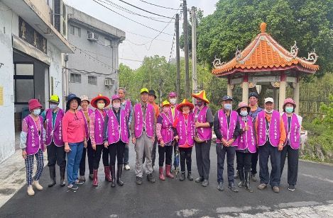 A group of people are posing for a picture in front of a building.