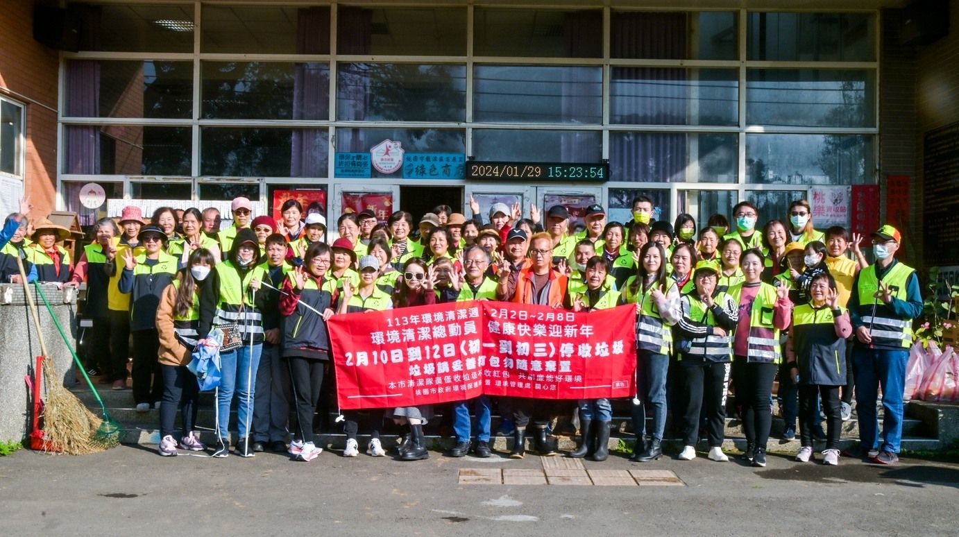 A large group of people are posing for a picture in front of a building.