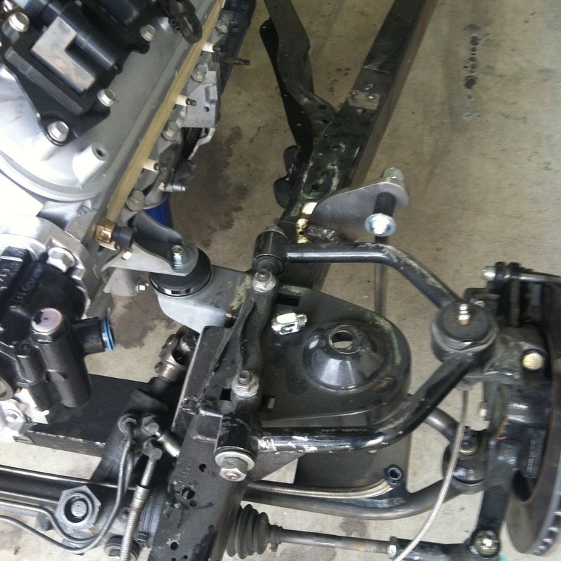 A close up of a car engine with the letter l on it