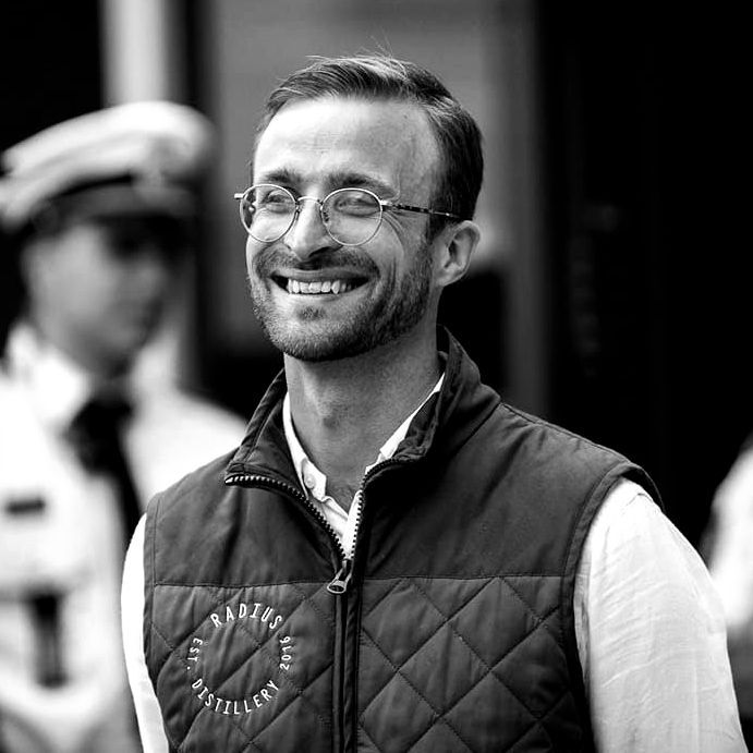 Sort-hvidt billede af smilende August Hage.