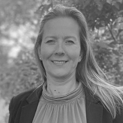 Sort-hvidt billede af Caroline med skulderlangt hår.