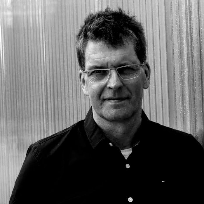 Sort-hvidt billede af Ivan, der har briller.