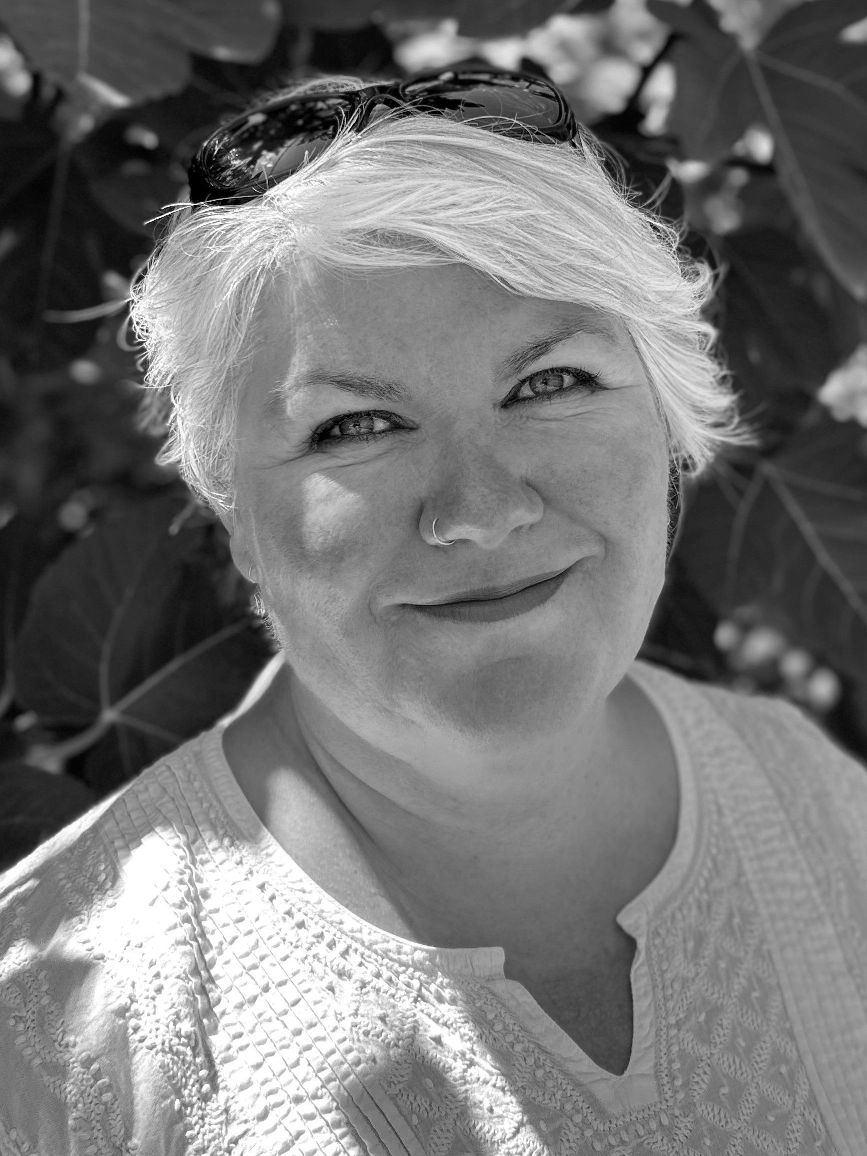 Sort-hvidt billede af Betina, som har mørkt hår med pandehår.