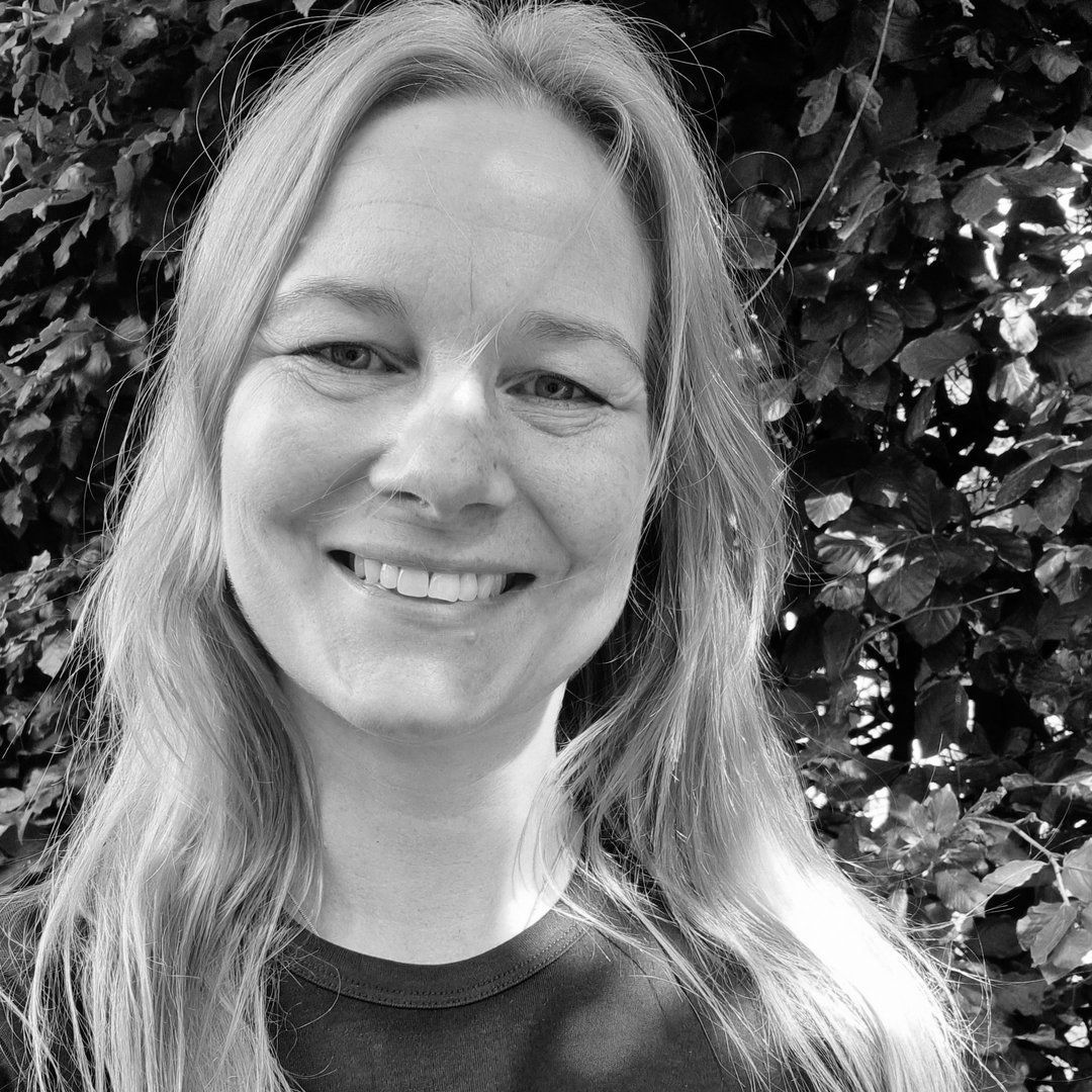 Sort-hvidt billede af Lone, som har kort hår.