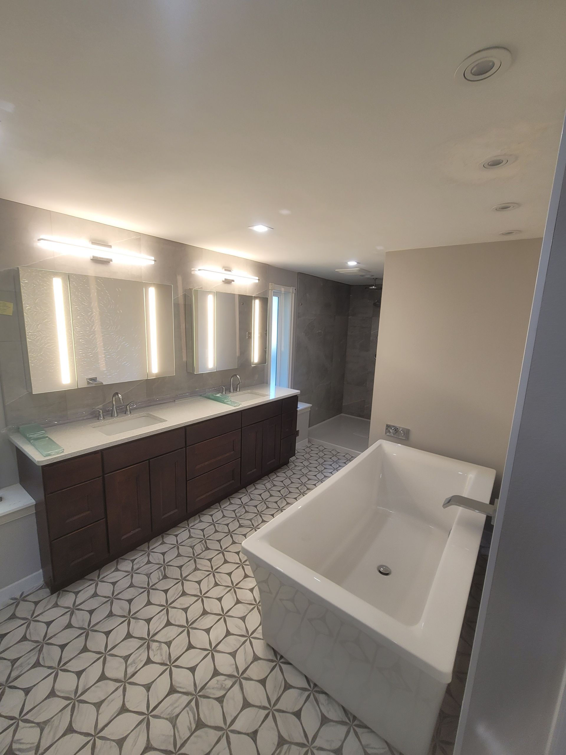 A bathroom with two sinks and a bathtub.
