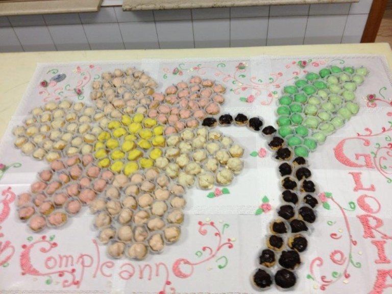 torta con decorazione a forma di fiore