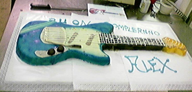 torta con chitarra elettrica