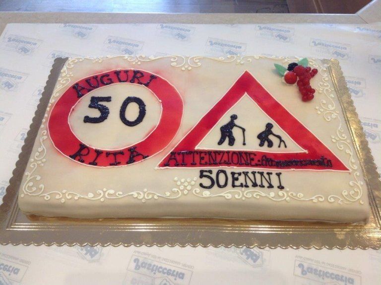 torta con segnali stradali