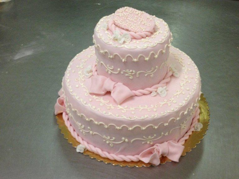 torta con pasta di zucchero rosa