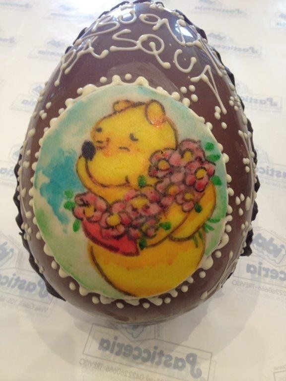 uovo di cioccolato decorato