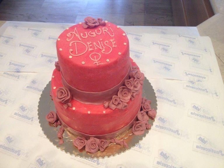 torta a due piani con pasta di zucchero colorata