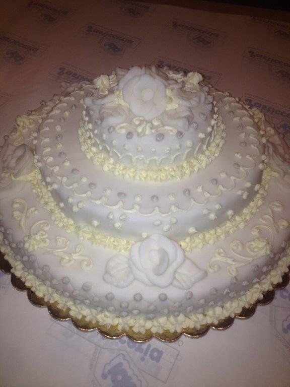 torta nuziale con decorazioni