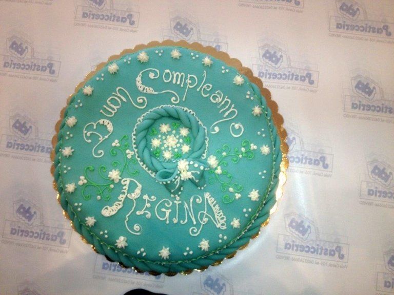 torta di compleanno con pasta di zucchero