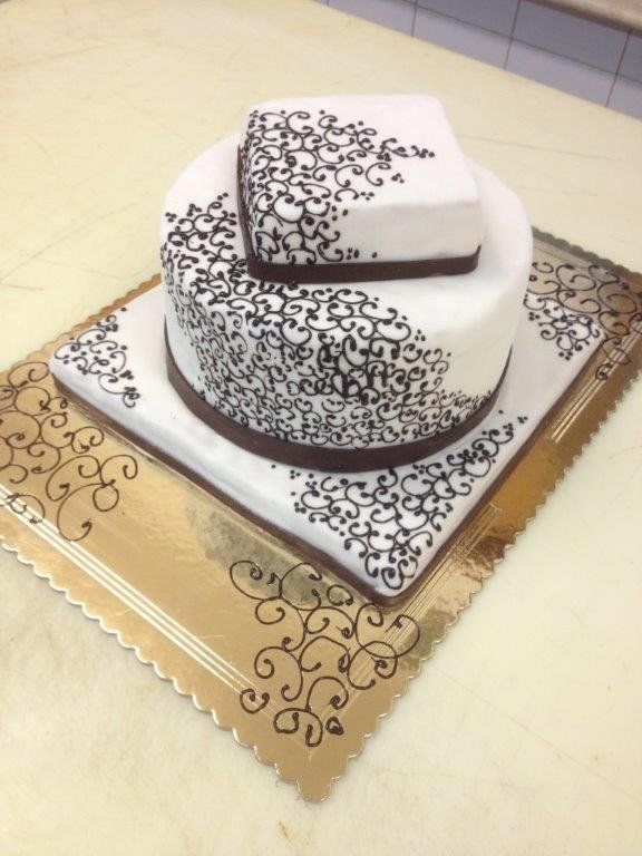 torta nuziale con decorazioni di cioccolato